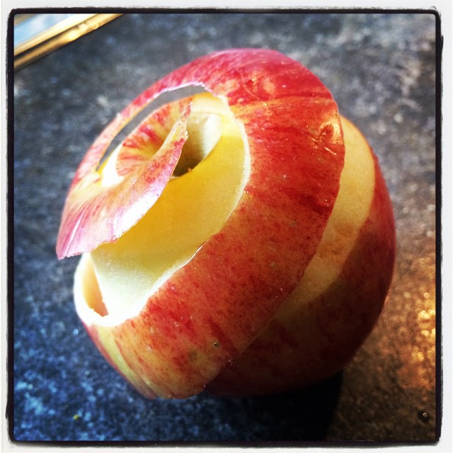 Det är Pfingstferie (Pingstlov) i Tyskland denna veckan. Kindergarten är stängd och vi bakar äppelpaj med kanel 🍎👬✌🏼️ #äppelpaj #lovaktivtet #pfingstferie